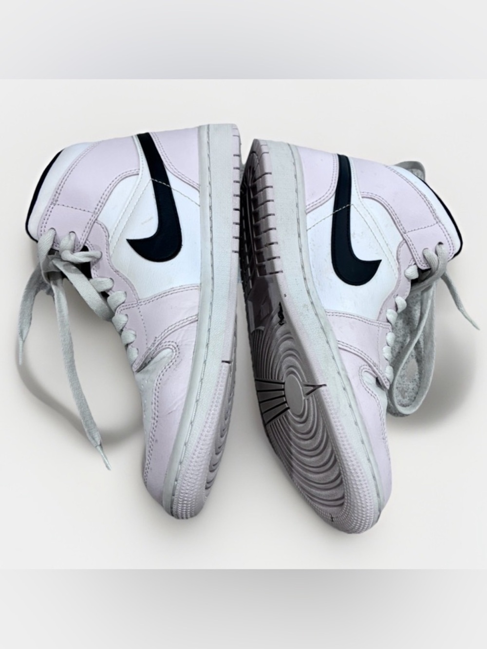 WOMEN NIKE AIR JORDAN MID LIGHT VIOLET BLACK WHITE SIZE  7  BQ6472 500